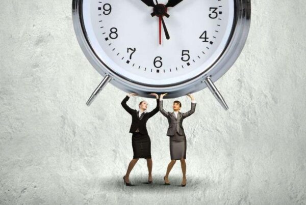 La jornada intensiva se caracteriza por concentrar las horas de trabajo en un período más corto dentro del día