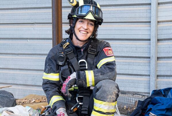 María Monje de Pro, la única mujer en el cuerpo de bomberos de Almería, nos ofrece una visión íntima de su trayectoria profesional y personal.