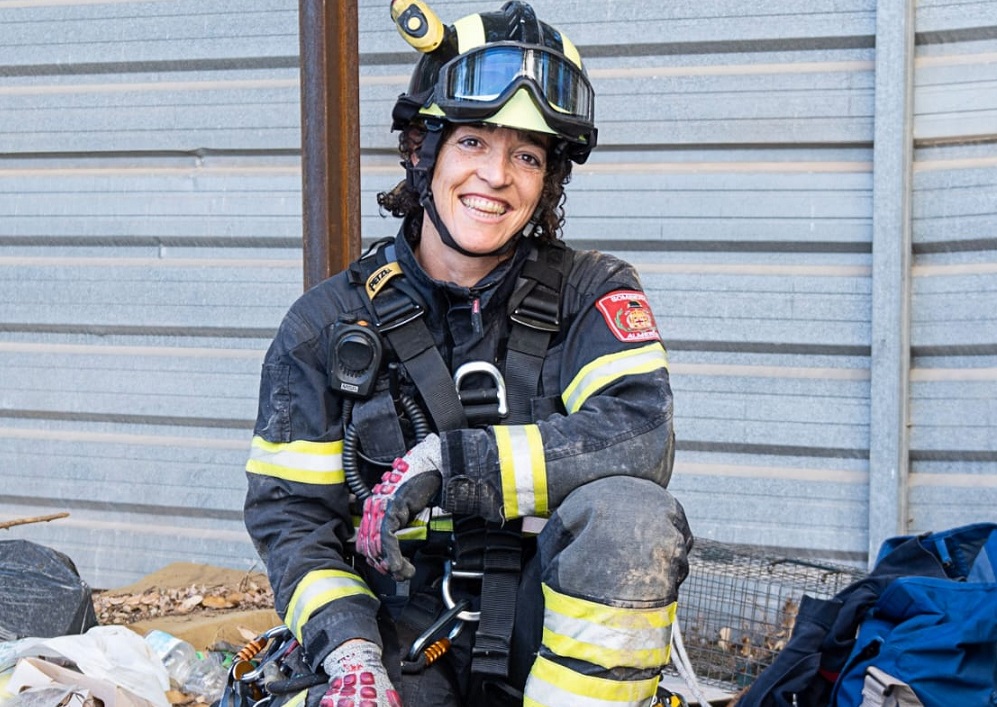 María Monje de Pro, la única mujer en el cuerpo de bomberos de Almería, nos ofrece una visión íntima de su trayectoria profesional y personal.