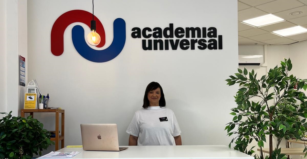 Carol Rodríguez, líder de Academia Universal, es una destacada profesional que tiene un fuerte compromiso con la innovación en la educación.