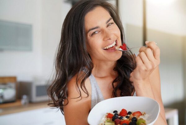 La alimentación en la menopausia es crucial para mitigar los síntomas de esta etapa y prevenir posibles complicaciones asociadas