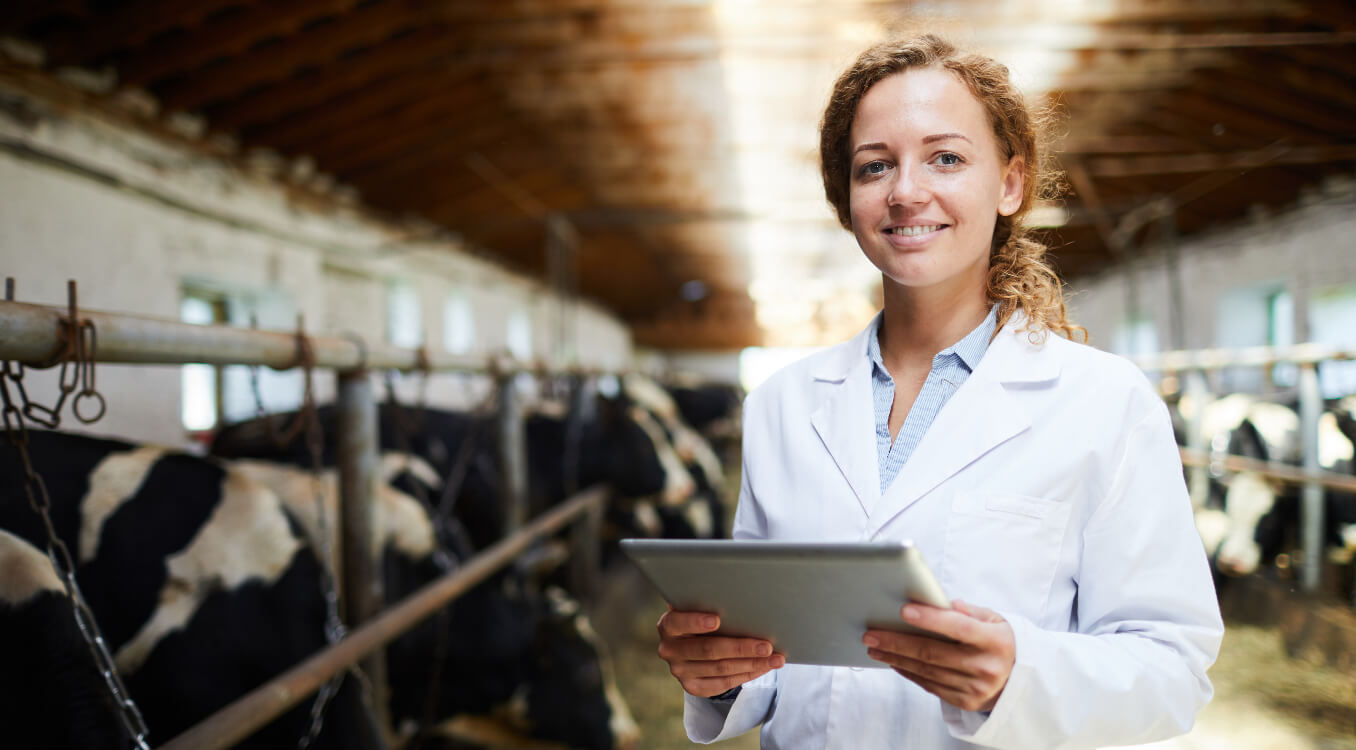 mujeres veterinarias en un entorno rural