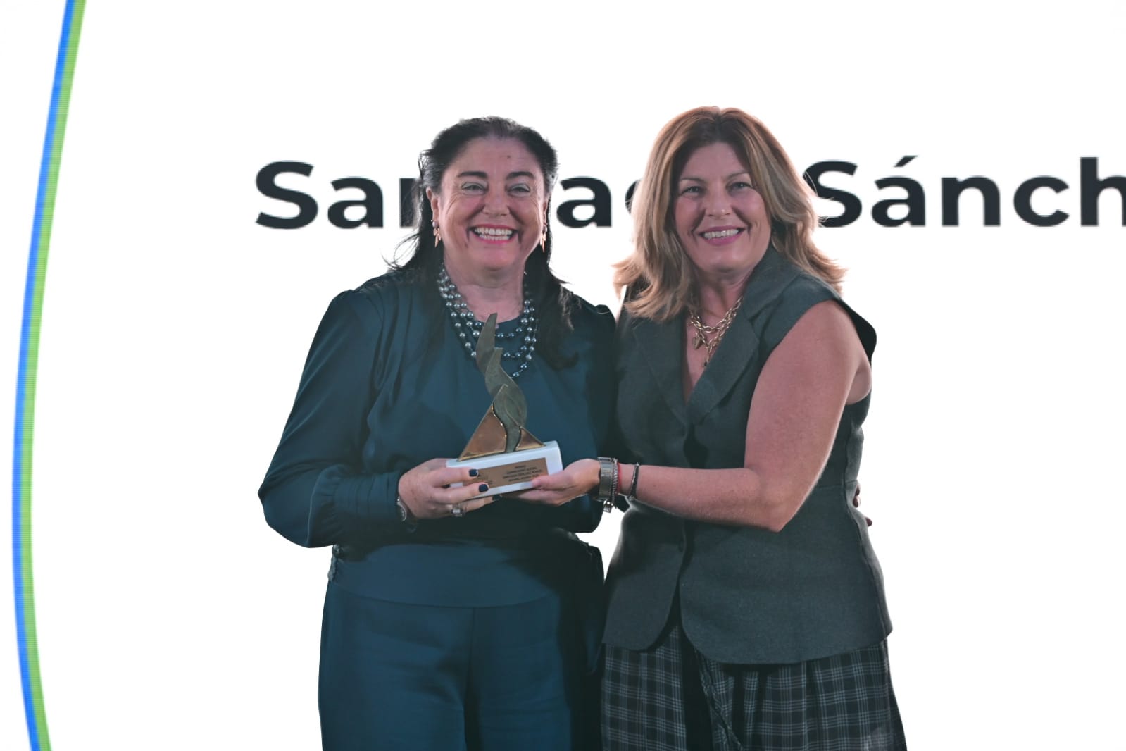 Santiaga Sánchez Porcel, Mujer MIA en empresarias, galardonada con el Premio ASEMPAL al Compromiso Social Empresarial.