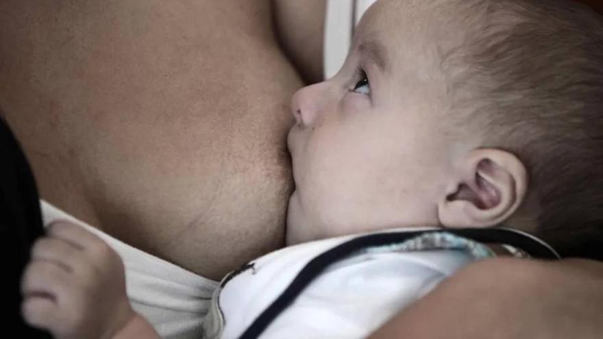 Mujer trabajando y conciliando, informe Yo No Renuncio sobre maternidad y trabajo