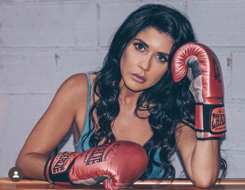 El club Lola Boxing, dirigido por Lola Martínez, se traslada al Club de Tenis Almería. Descubre su metodología inclusiva y su nueva etapa en el boxeo almeriense.