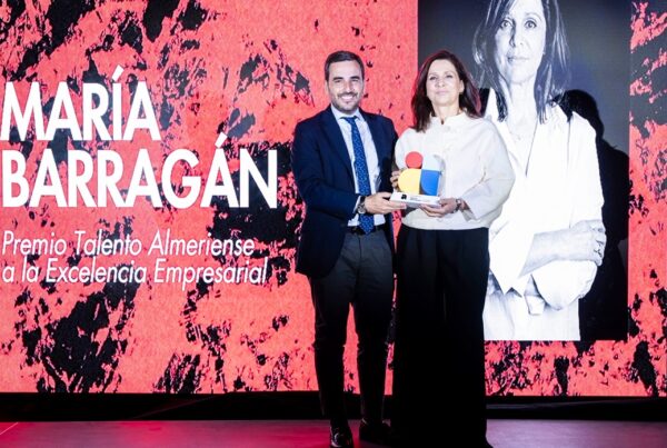 La diseñadora María Barragán recibe el Premio Talento Almeriense de la Diputación y presenta hoy su desfile en la Plaza de la Constitución dentro de SIMA 41.