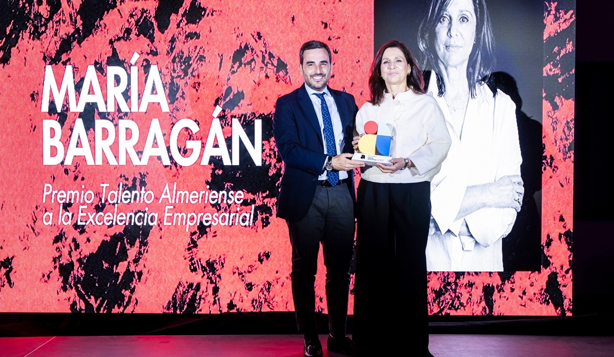 La diseñadora María Barragán recibe el Premio Talento Almeriense de la Diputación y presenta hoy su desfile en la Plaza de la Constitución dentro de SIMA 41.