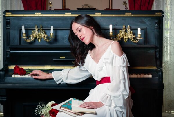 María del Mar Poyatos, musicóloga, pianista y compositora almeriense, habla sobre música, poesía y su proyecto “Música para unos versos”.