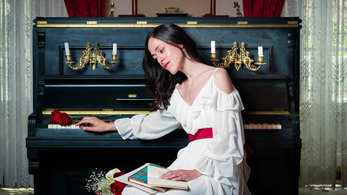 María del Mar Poyatos, musicóloga, pianista y compositora almeriense, habla sobre música, poesía y su proyecto “Música para unos versos”.